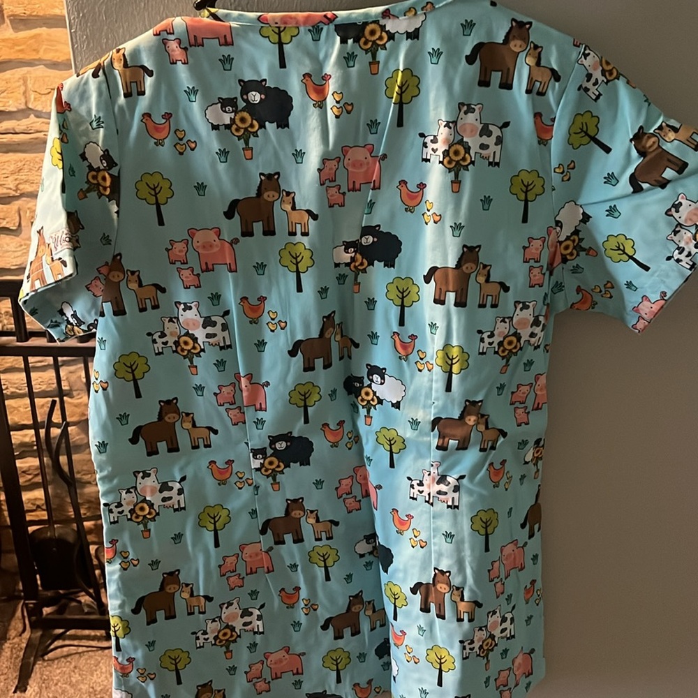 Scrub Top. - Picture 2 of 4